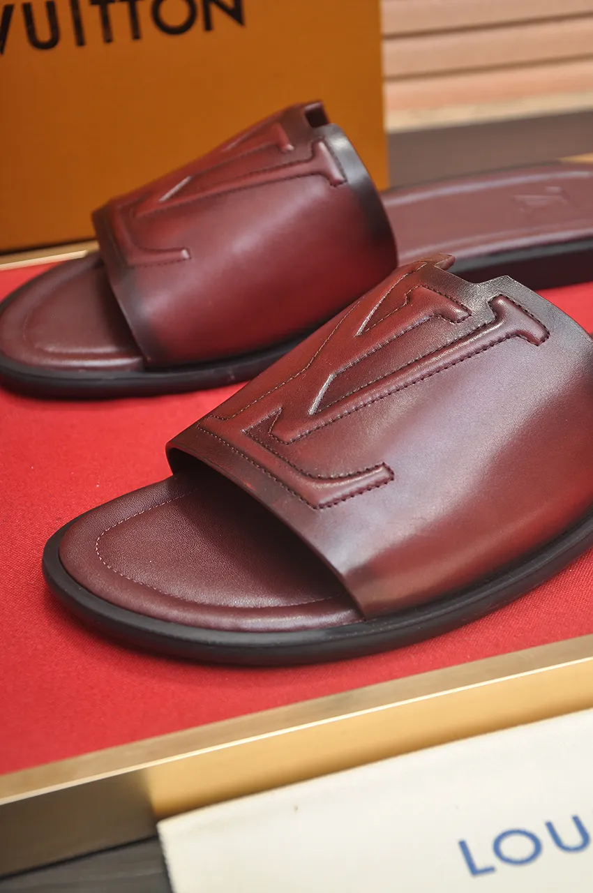 Men's shoes 💰360💶 [Louis Vuitton LV slippers] (high-end cowhide) counter 1:1 fashion style, a must-have for summer! The designer used LV’s iconic outsole. The original simple slippers instantly become fashionable! The upper is made of flexible special cowhide leather straps alternately, and the workmanship is exquisite! A must-have for stylish men in summer, size 38-46 (45 46 customized)